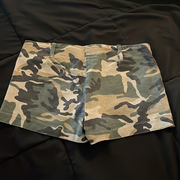 🔮 3/$15!! Y2K Camouflage Body Central Super Short Shorts, Size Small - Picture 2 of 3